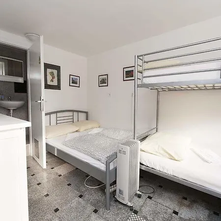 Hostel 24 *